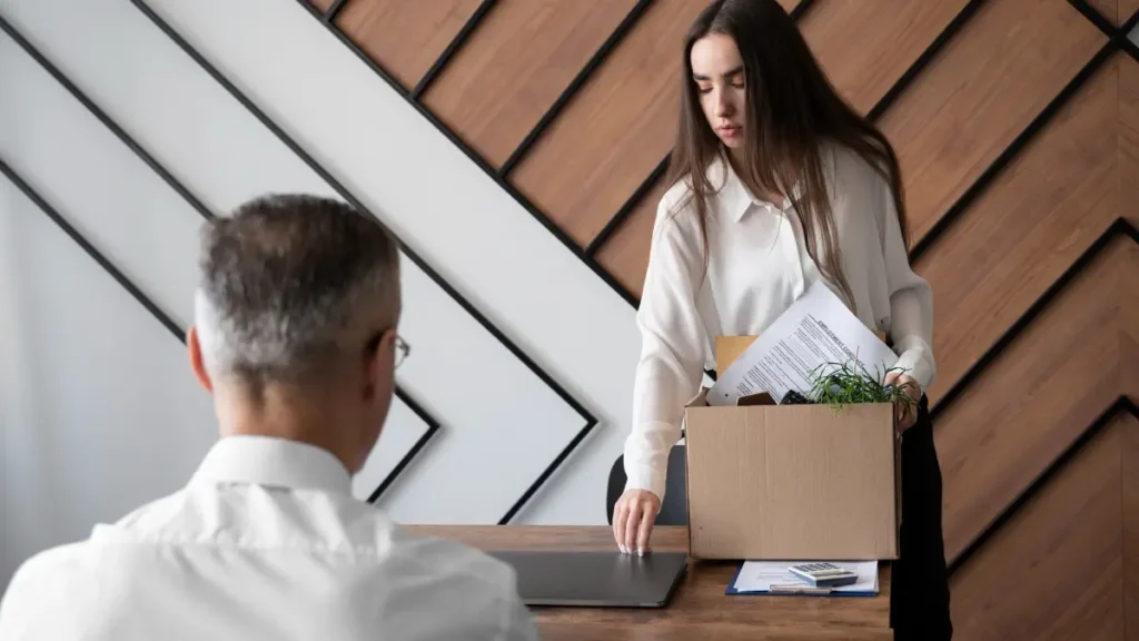 Mulher foi demitida hoje da empresa e quer saber seus direitos