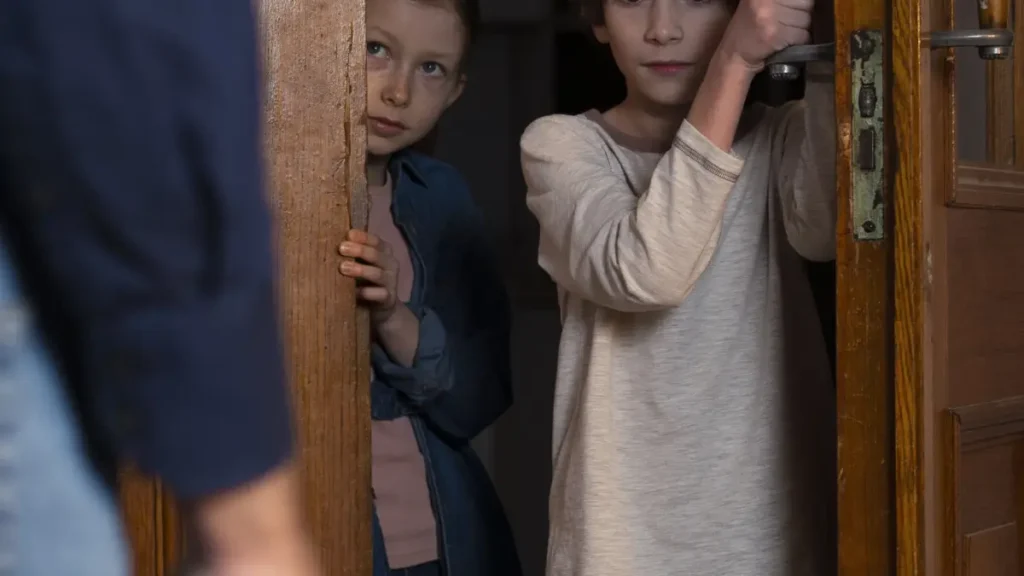 Perda da guarda por violência doméstica: criança sendo conduzida por profissional para ambiente seguro