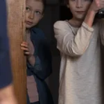 Perda da guarda por violência doméstica: criança sendo conduzida por profissional para ambiente seguro