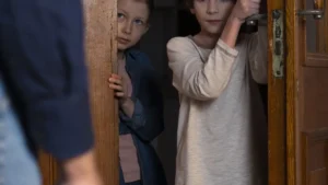 Perda da guarda por violência doméstica: criança sendo conduzida por profissional para ambiente seguro