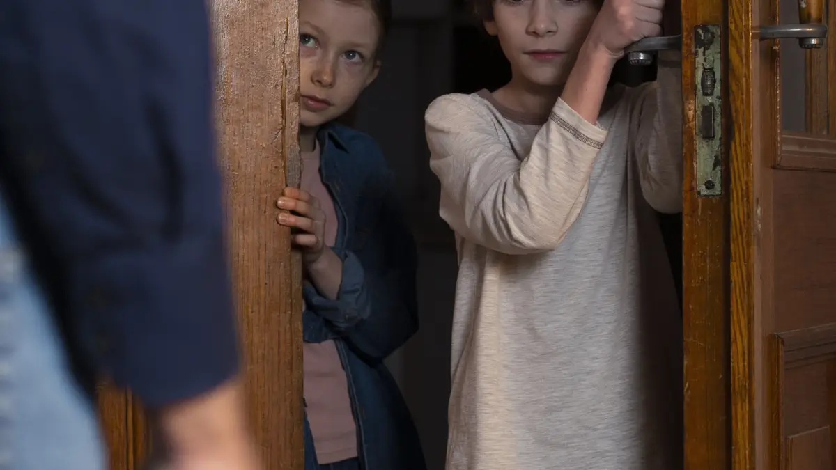 Perda da guarda por violência doméstica: criança sendo conduzida por profissional para ambiente seguro