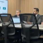 Equipe jurídica analisando estratégia de recuperação de crédito estratégica em reunião corporativa com apresentação de fluxograma de investigação patrimonial