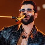 Gusttavo Lima durante apresentação musical; cantor condenado a indenizar proprietário de número de celular que aparece em "Bloqueado"