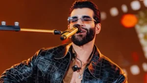 Gusttavo Lima durante apresentação musical; cantor condenado a indenizar proprietário de número de celular que aparece em "Bloqueado"