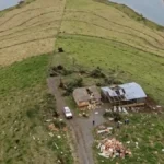 Casa e estruturas rurais danificadas após tornado em Piraí do Sul, no Paraná