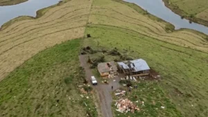 Casa e estruturas rurais danificadas após tornado em Piraí do Sul, no Paraná
