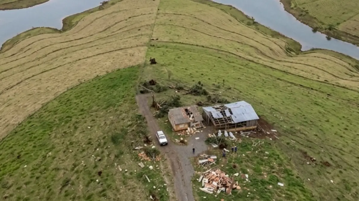 Casa e estruturas rurais danificadas após tornado em Piraí do Sul, no Paraná